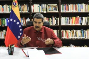 Maduro lleva bono de guerra económica a 30 dólares