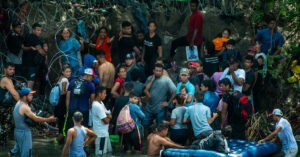 Migrantes deportados a México son expuestos a bandas criminales y funcionarios corruptos