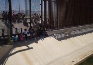 Miles de migrantes llegan a la frontera sur de México ante el fin del Título 42