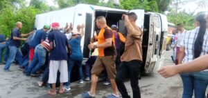 Muere una mujer y 22 personas resultan heridas al volcarse autobús en Monagas