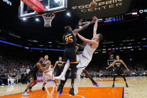 NBA: Denver desperdicia los 53 puntos de Jokic ante los Suns y Harden rescata a los Sixers en la prrroga para igualar a los Celtics | NBA 2022