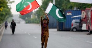 Pakistán: policía rodea la casa de Khan al final del plazo para entregar a sospechosos