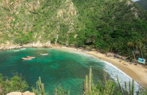 Playa Ensenada de Tuja: espacio tranquilo rodeado de verdes montañas