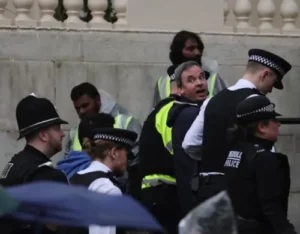 Policía de Londres detiene a más de 50 personas por alteraciones públicas durante coronación de Carlos III