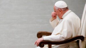 REPRIMENDA EN ROMA | El Papa pierde la paciencia con una mujer que pidió la bendición para su perro