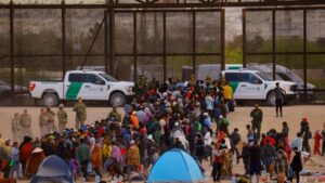 Reportan la detención de cientos de migrantes en El Paso