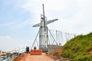 Retiran soporte metálico que sostenía el monumento de Cristo Rey - Cali - Colombia