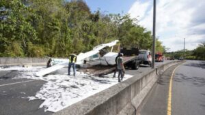 Se estrella avioneta en una avenida en Panamá (Videos)