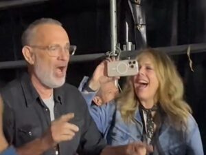 Tom Hanks y Rita Wilson lo dan todo en el concierto de Bruce Springsteen en Barcelona