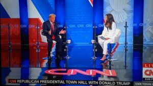 Trump arrolla a la CNN y convierte su 'town hall' en un mitin lleno de mentiras e insultos