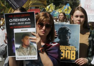 Ucrania recuerda a los combatientes de Mariúpol un año después