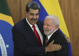 El dictador Nicolás Maduro, a la izquierda, y el presidente de Brasil, Luiz Inácio Lula da Silva, finalizan una conferencia de prensa en el palacio de Planalto en Brasilia, Brasil, el lunes 29 de mayo de 2023. (AP Foto/Gustavo Moreno)