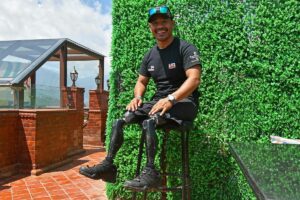 Un ex soldado nepal, veterano de los Gurkhas, se convierte en el primer hombre amputado de dos piernas en coronar el Everest