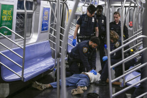 Un exmarine estrangula hasta la muerte a un imitador de Michael Jackson en el metro de Nueva York