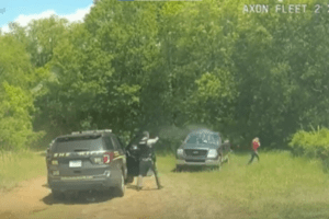 Un hombre demanda a la polica de Carolina del Sur por dispararle 50 veces mientras sufra una crisis de ansiedad en su coche
