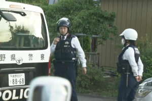 Un hombre enmascarado con un rifle y un cuchillo se atrinchera tras matar a tres persona y herir a otra en Japn