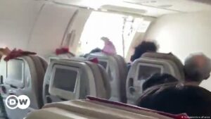 Un pasajero abre la puerta de un avión de Asiana en pleno vuelo | El Mundo | DW