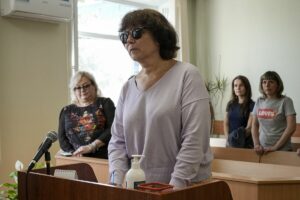Una mujer rusa, condenada a dos aos de pena suspendida por su mensaje en la tumba de los padres de Putin: "Criaron un asesino"