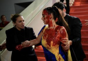 Una mujer se cubre de sangre en la alfombra roja de Cannes 2023 (video)