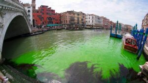 Venecia: el misterio sobre cómo se tornó verde fosforescente el agua en un tramo de los canales de la ciudad