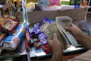 el bolívar se devaluó casi 45% en lo que va de año según datos del Banco Central de Venezuela