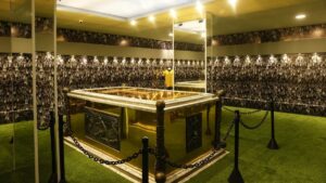 una tumba dorada a mayor gloria del rey del fútbol