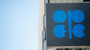 La OPEP+ extiende el recorte de su bombeo hasta fines 2024
