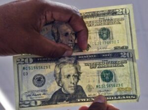 Advierten sobre presunta circulación de billetes falsos de 20 dólares
