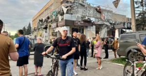 Así quedó Kramatorsk tras el brutal bombardeo ruso contra un restaurante del centro de la ciudad