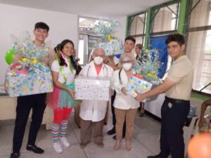 Atención especial de estudiantes a niños del Centro Pastor Oropeza