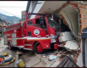 Bello: Carro de bomberos se quedó sin frenos y chocó contra una casa - Medellín - Colombia