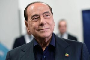 Berlusconi, hospitalizado para varios controles "programados" debido a su leucemia
