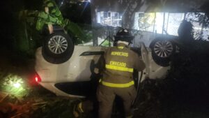 Cayó carro desde parqueadero elevado en Envigado - Medellín - Colombia