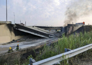 Colapsa un puente de una de las principales autopistas de EEUU por un vehculo en llamas