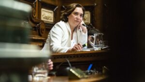 Colau se despide como alcaldesa de Barcelona: “Seguro que no volveré a presidir el pleno los próximos cuatro años”.