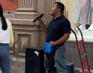 Confundieron a invidente con Luis Miguel por su forma de cantar y las redes estallaron (Video)