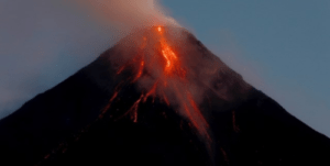 Continúa la amenaza de erupción explosiva del volcán en Filipinas