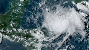 Depresión tropical se acerca a México antes de convertirse en la tormenta Beatriz