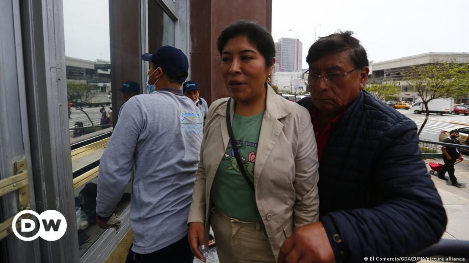 Ex primera ministra de Perú seguirá en prisión preventiva – DW – 19/05/2024