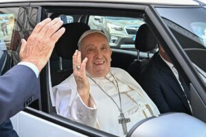 El Papa sale del hospital tras ser operado de una hernia abdominal: "Estoy todava vivo"