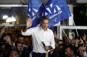 El conservador partido Nueva Democracia, gana con el liderazgo de Kyriakos Mitsotakis. Esta noche habló al conocer los resultados frente a cientos de personas en Atenas, Grecia. REUTERS/Stoyan Nenov