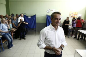 El conservador Mitsotakis revalida la victoria y alcanza la mayora absoluta