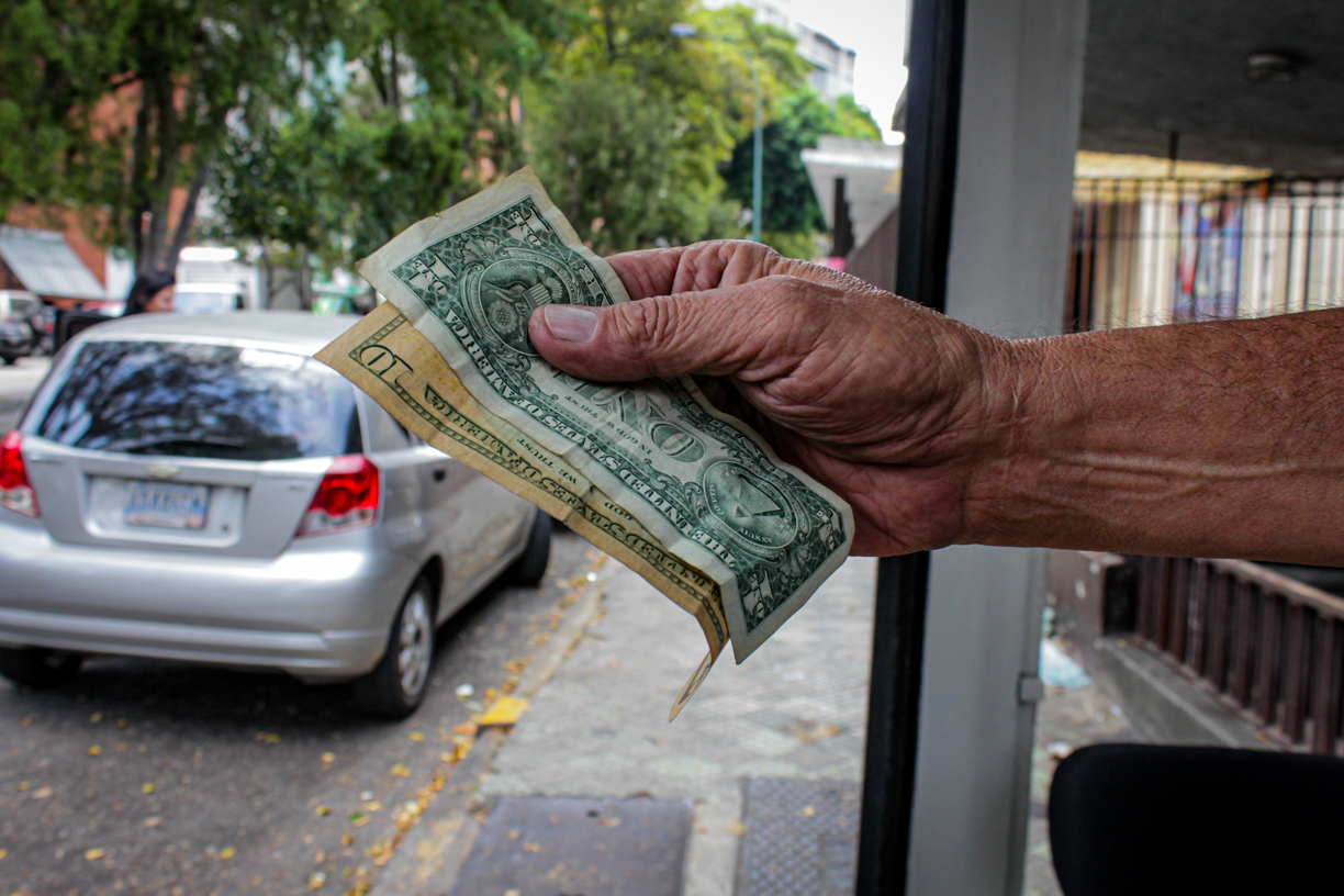 El bolívar volvió a caer frente al dólar pese a las intervenciones bancarias durante octubre
