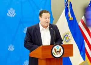 El embajador de EE.UU. dice que El Salvador redujo un 40% la migración irregular - AlbertoNews