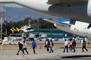 El envío de migrantes venezolanos a California fue "voluntario", según autoridades de Florida