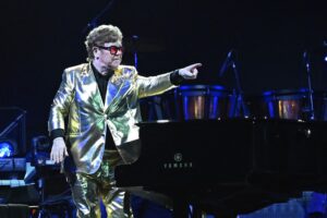El legendario Elton John se despidió por todo lo alto en el festival de Glastonbury