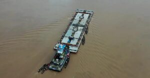 El momento en que una flota de canoas indígenas tomó dos buques cargados con petróleo en la Amazonía peruana