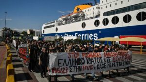 El movimiento de buque siniestrado en el mar Jónico cuestiona la versión de los Guardacostas griegos