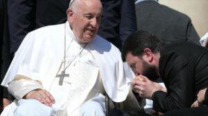 El papa abandona el Vaticano para operarse de una hernia abdominal