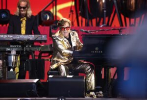 Elton John clausura Glastonbury con un concierto "emotivo" y abarrotado